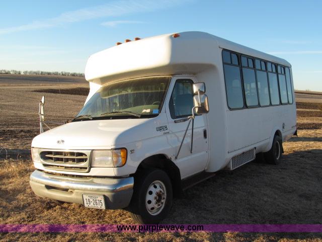 image for item B5088 2000 Ford E450 Super Duty bus