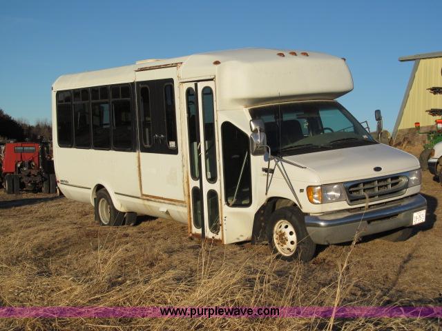image for item B5088 2000 Ford E450 Super Duty bus