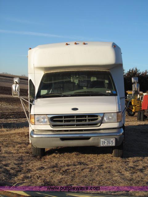 image for item B5088 2000 Ford E450 Super Duty bus