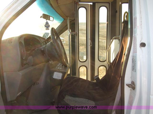 image for item B5088 2000 Ford E450 Super Duty bus