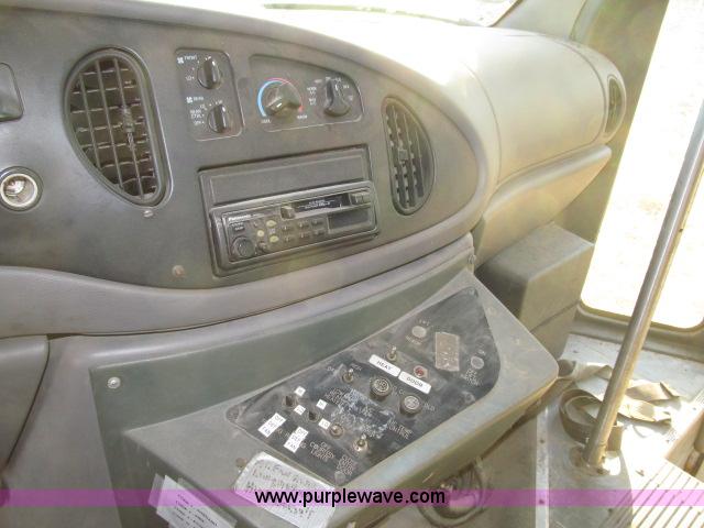 image for item B5088 2000 Ford E450 Super Duty bus