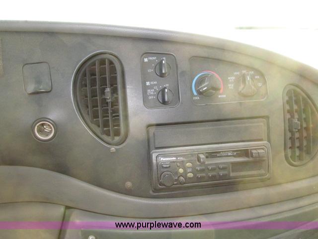 image for item B5088 2000 Ford E450 Super Duty bus