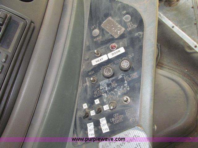 image for item B5088 2000 Ford E450 Super Duty bus