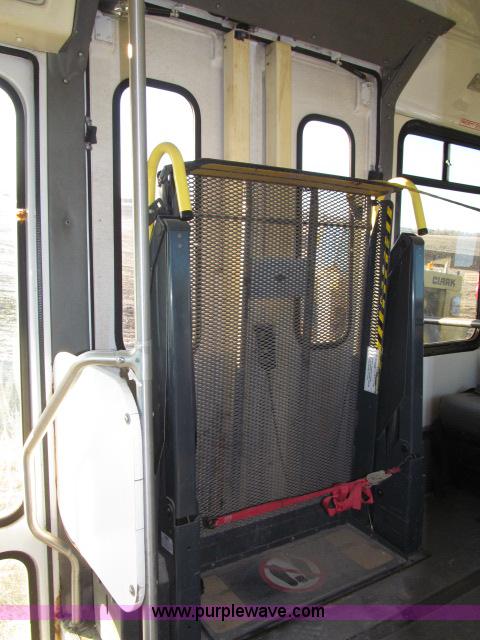 image for item B5088 2000 Ford E450 Super Duty bus