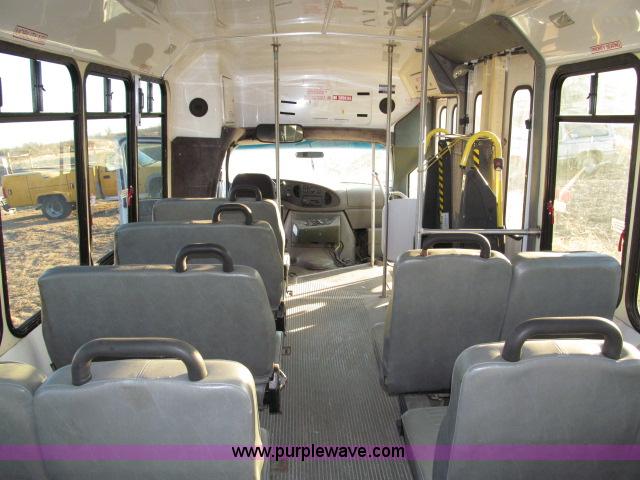 image for item B5088 2000 Ford E450 Super Duty bus