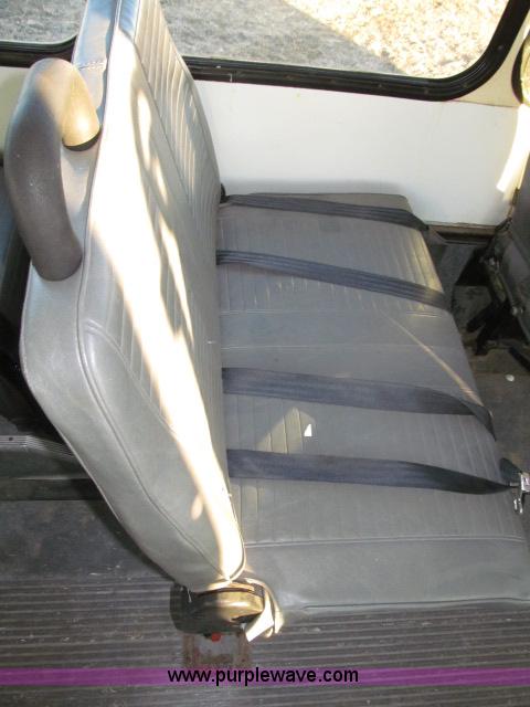 image for item B5088 2000 Ford E450 Super Duty bus