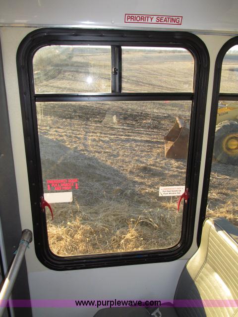 image for item B5088 2000 Ford E450 Super Duty bus