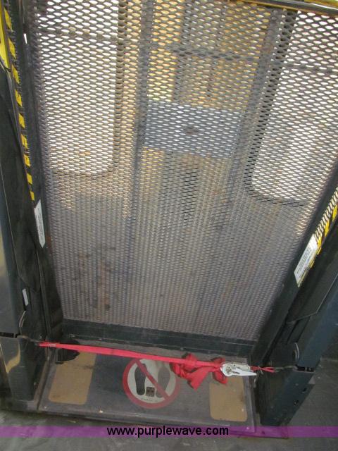 image for item B5088 2000 Ford E450 Super Duty bus