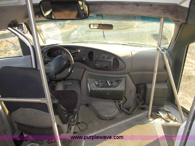 image for item B5088 2000 Ford E450 Super Duty bus