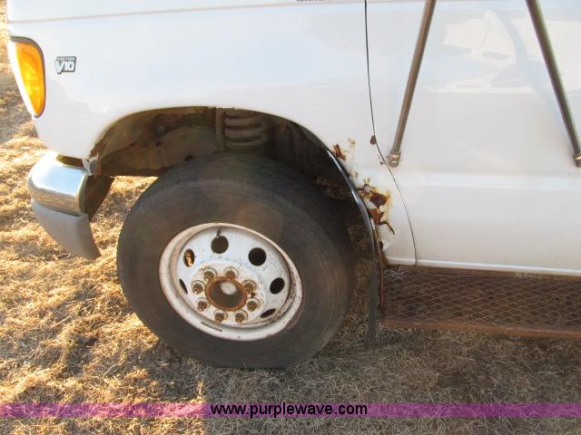 image for item B5088 2000 Ford E450 Super Duty bus