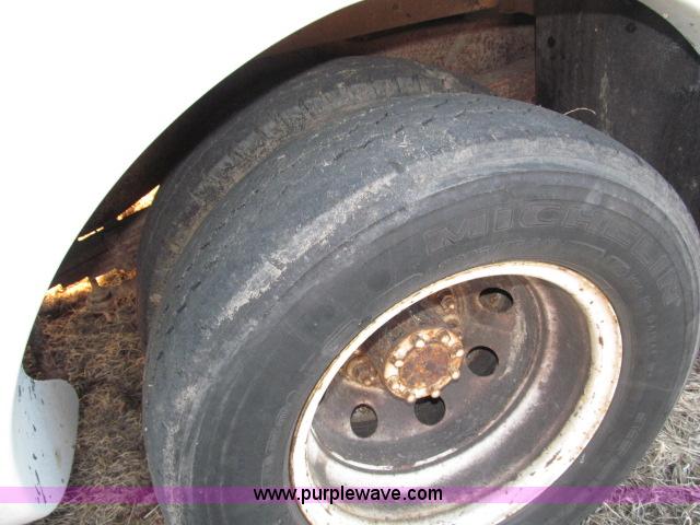 image for item B5088 2000 Ford E450 Super Duty bus