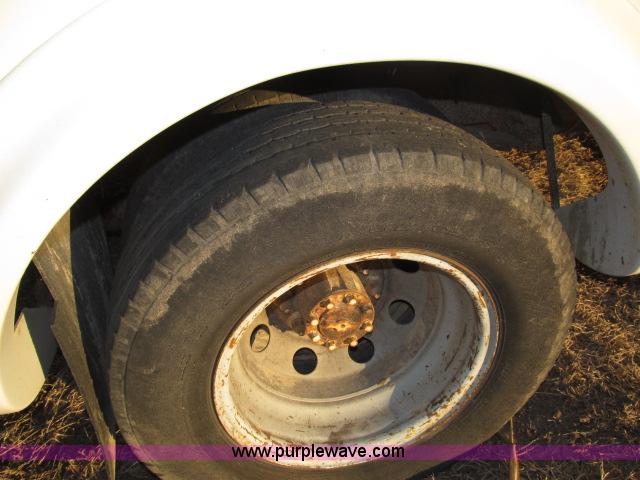image for item B5088 2000 Ford E450 Super Duty bus