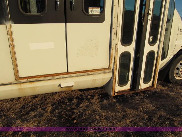 image for item B5088 2000 Ford E450 Super Duty bus