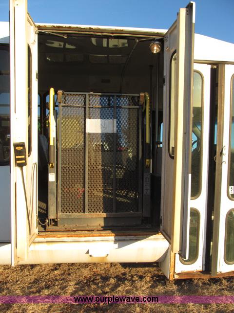 image for item B5088 2000 Ford E450 Super Duty bus