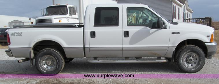 image for item B5095 2001 Ford F250 XLT Super Duty crew cab pickup truck