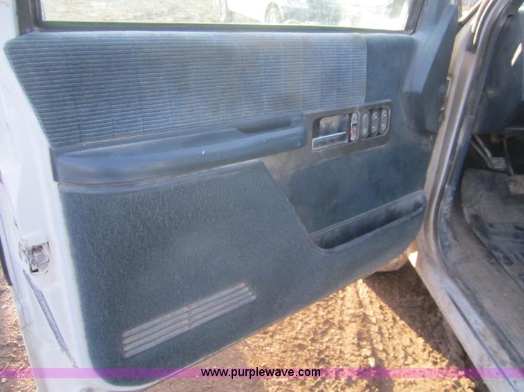 image for item B5622 1994 Chevrolet K1500 extended cab pickup truck