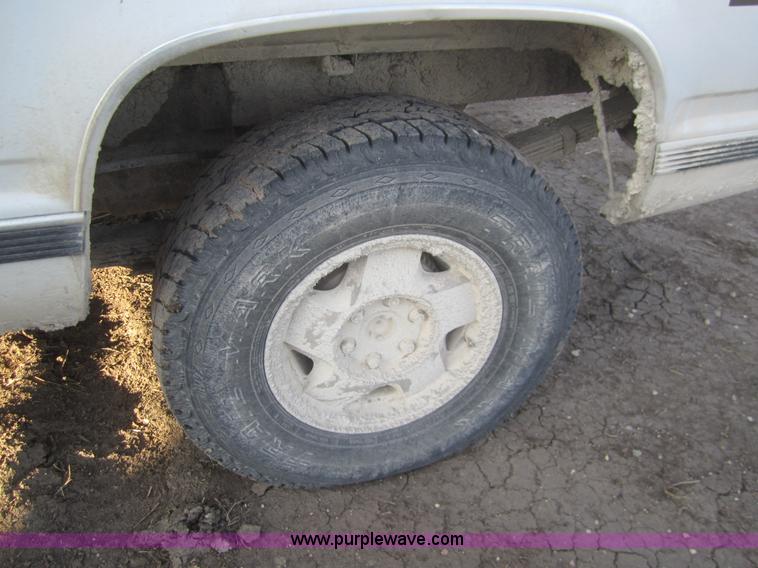 image for item B5622 1994 Chevrolet K1500 extended cab pickup truck