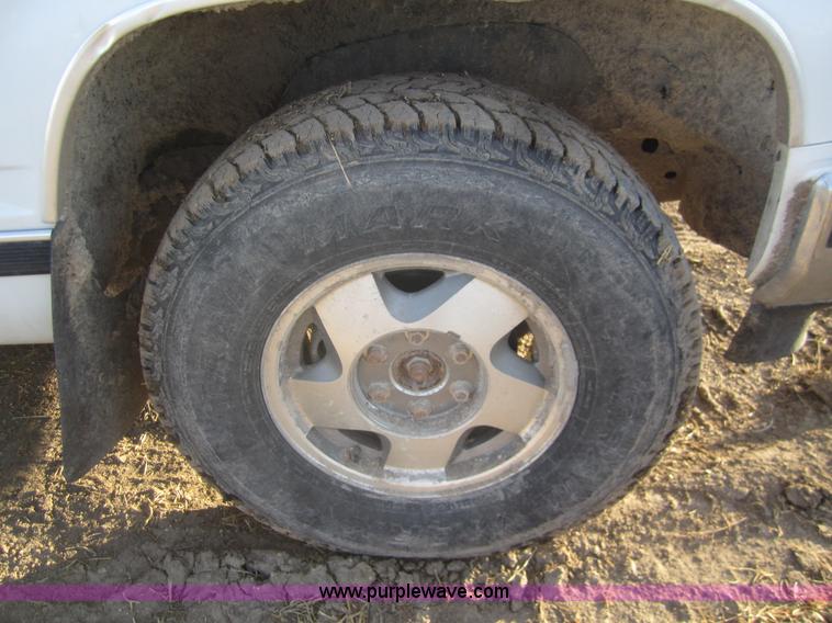 image for item B5622 1994 Chevrolet K1500 extended cab pickup truck