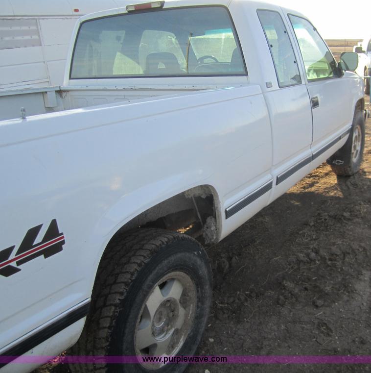 image for item B5622 1994 Chevrolet K1500 extended cab pickup truck