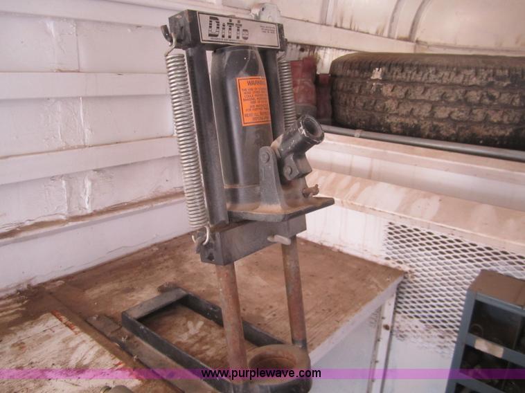 image for item B5624 1984 Supreme 28' gooseneck trailer