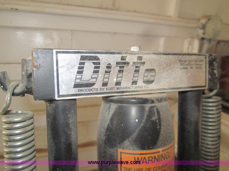 image for item B5624 1984 Supreme 28' gooseneck trailer