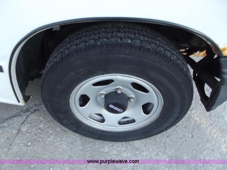 image for item B6149 1994 Geo Tracker convertible