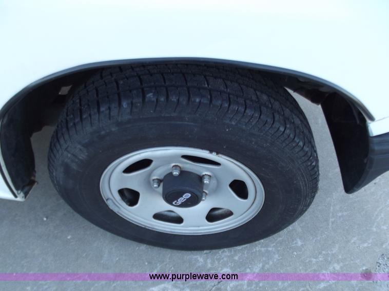 image for item B6149 1994 Geo Tracker convertible