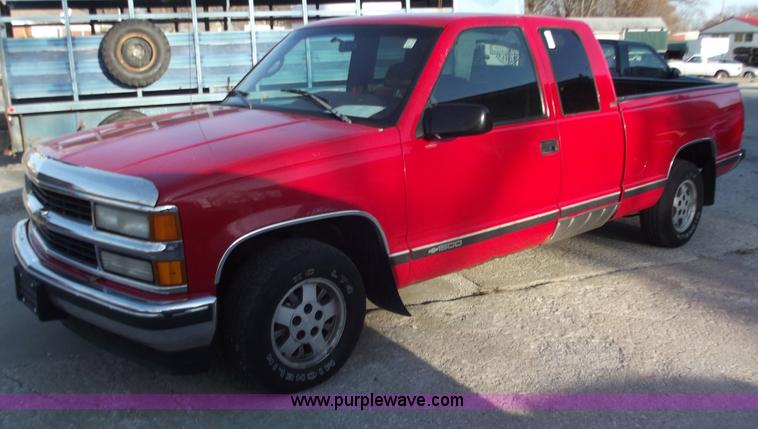 image for item B6150 1995 Chevrolet 1500 extended cab pickup truck