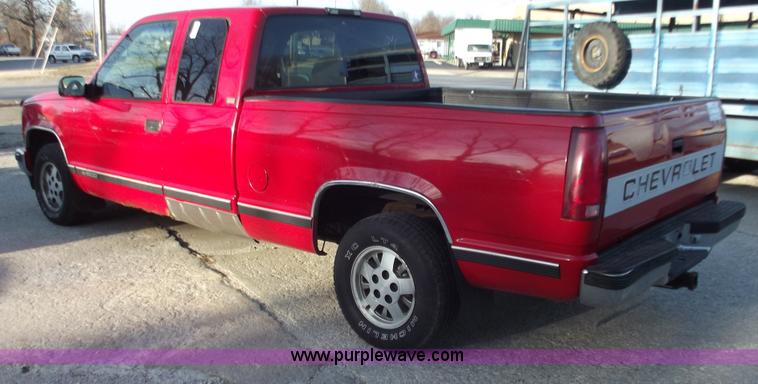 image for item B6150 1995 Chevrolet 1500 extended cab pickup truck