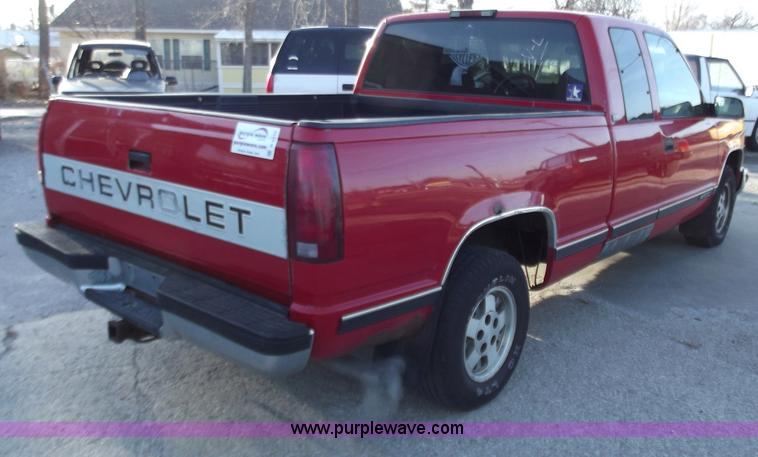image for item B6150 1995 Chevrolet 1500 extended cab pickup truck