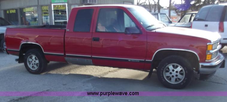 image for item B6150 1995 Chevrolet 1500 extended cab pickup truck