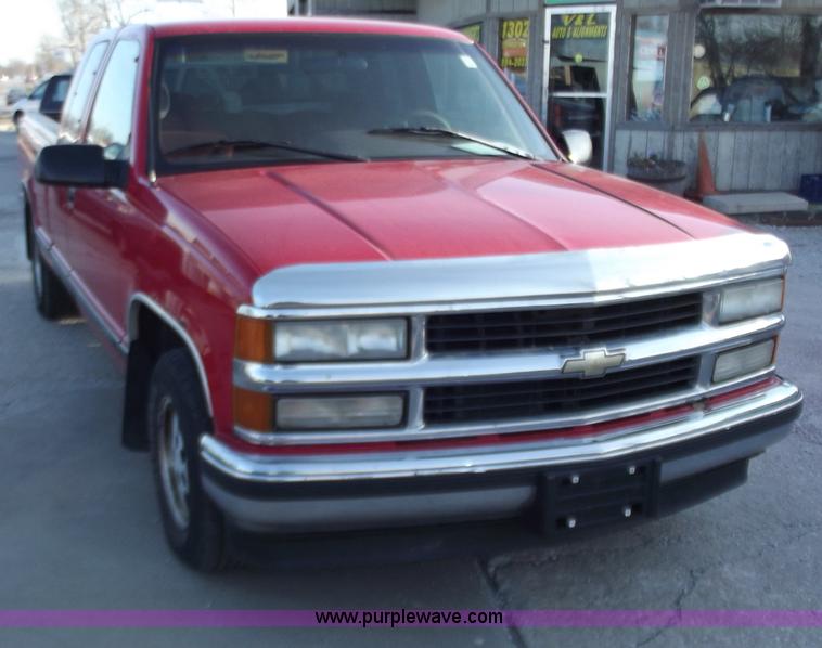 image for item B6150 1995 Chevrolet 1500 extended cab pickup truck