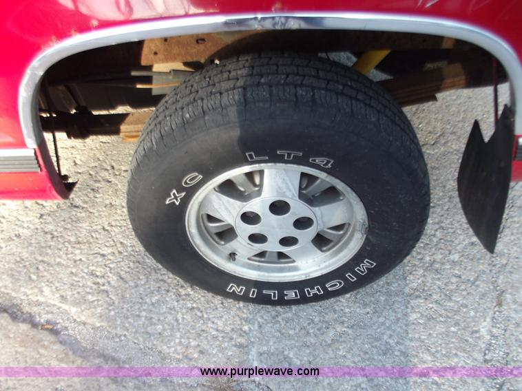 image for item B6150 1995 Chevrolet 1500 extended cab pickup truck