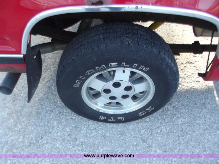 image for item B6150 1995 Chevrolet 1500 extended cab pickup truck
