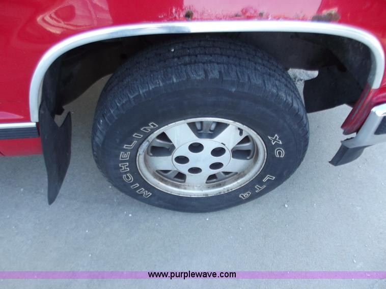 image for item B6150 1995 Chevrolet 1500 extended cab pickup truck