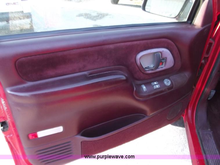 image for item B6150 1995 Chevrolet 1500 extended cab pickup truck