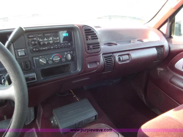 image for item B6150 1995 Chevrolet 1500 extended cab pickup truck