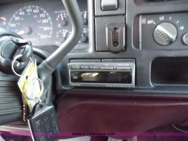 image for item B6150 1995 Chevrolet 1500 extended cab pickup truck