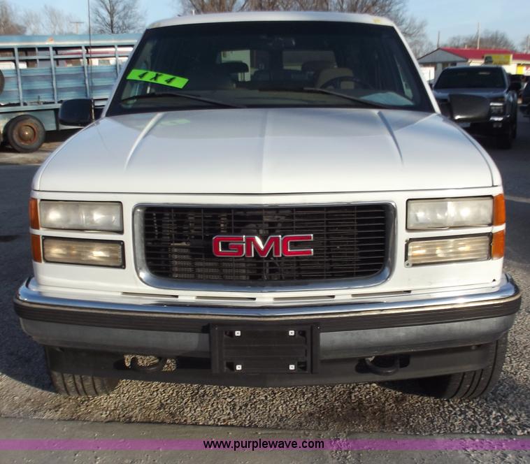 image for item B6151 1999 GMC Suburban 1500 SLT SUV
