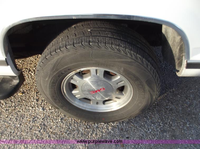 image for item B6151 1999 GMC Suburban 1500 SLT SUV