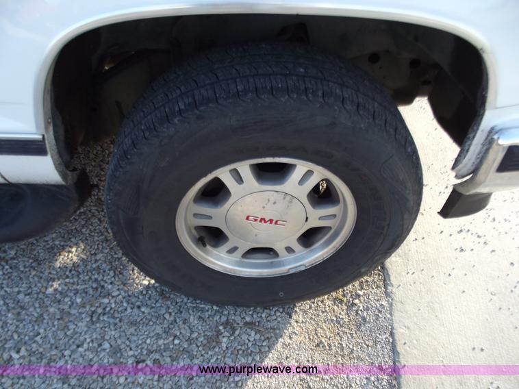 image for item B6151 1999 GMC Suburban 1500 SLT SUV