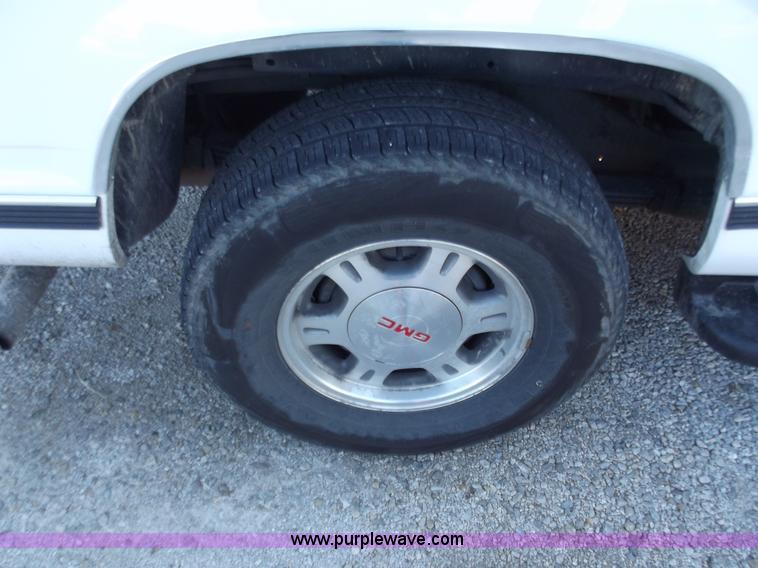 image for item B6151 1999 GMC Suburban 1500 SLT SUV