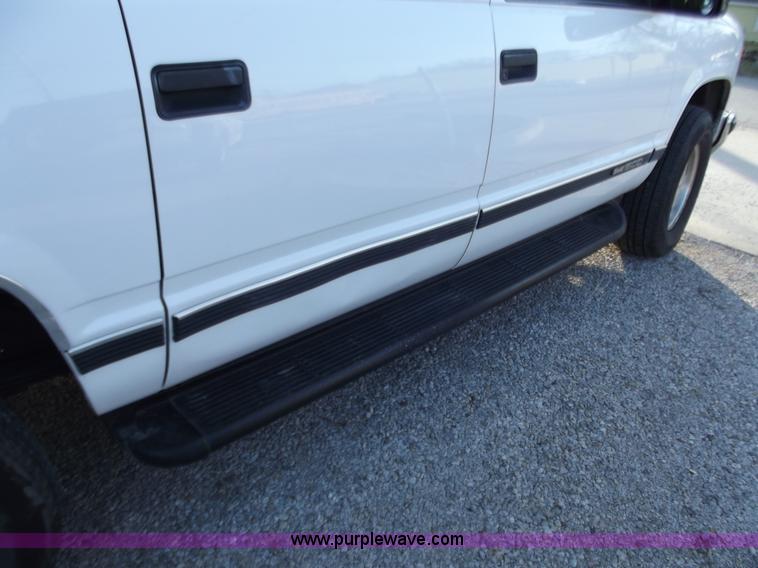 image for item B6151 1999 GMC Suburban 1500 SLT SUV