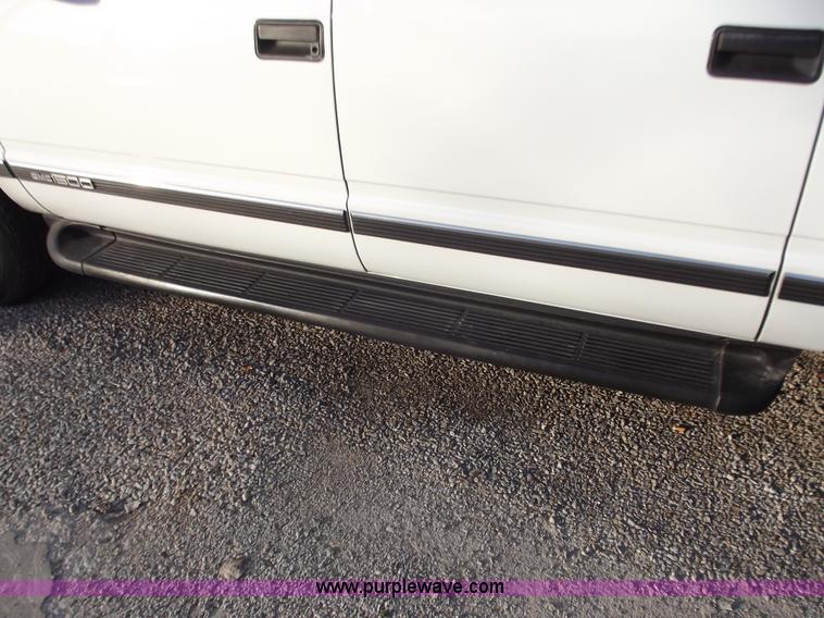 image for item B6151 1999 GMC Suburban 1500 SLT SUV