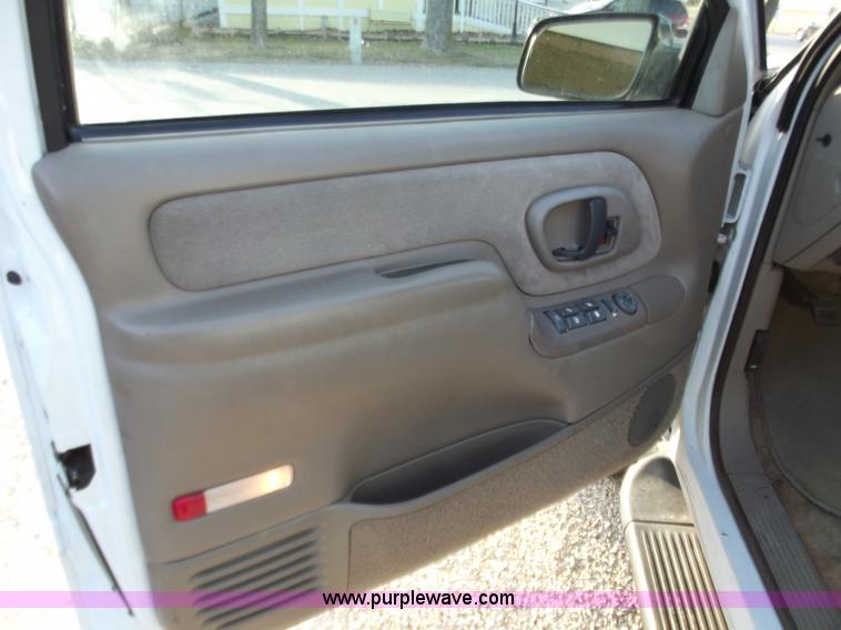 image for item B6151 1999 GMC Suburban 1500 SLT SUV