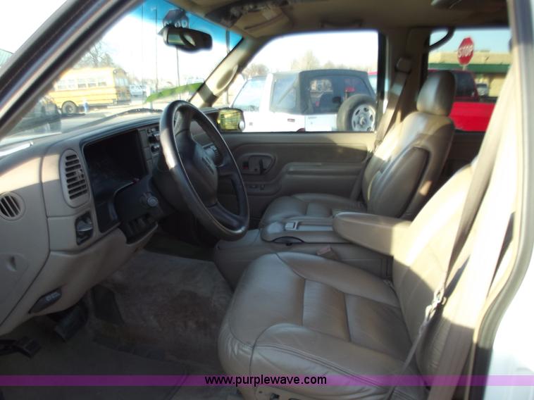 image for item B6151 1999 GMC Suburban 1500 SLT SUV
