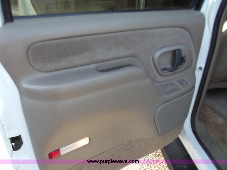 image for item B6151 1999 GMC Suburban 1500 SLT SUV