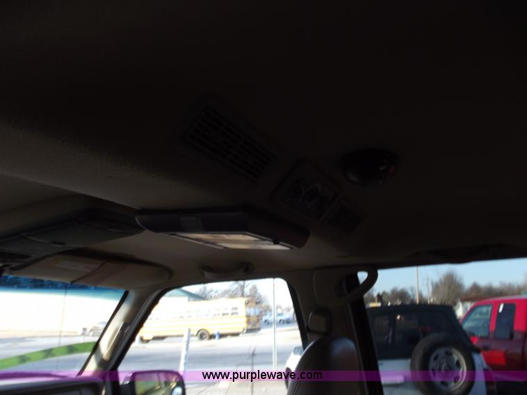 image for item B6151 1999 GMC Suburban 1500 SLT SUV