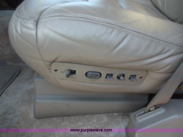 image for item B6151 1999 GMC Suburban 1500 SLT SUV