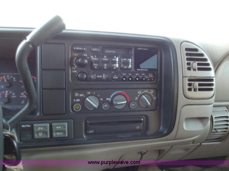 image for item B6151 1999 GMC Suburban 1500 SLT SUV